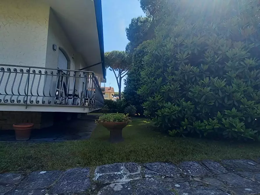 Immagine 96 di Villa in vendita  a Camaiore