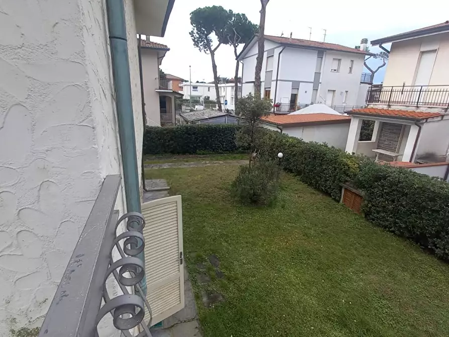 Immagine 36 di Villa in vendita  a Camaiore