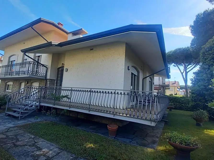 Immagine 51 di Villa in vendita  a Camaiore