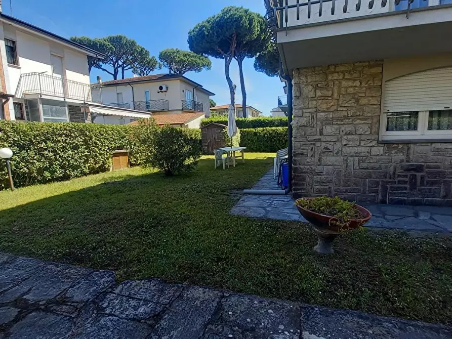 Immagine 98 di Villa in vendita  a Camaiore