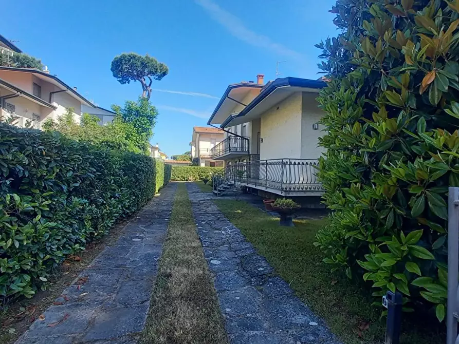 Immagine 50 di Villa in vendita  a Camaiore