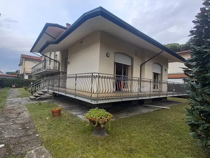 Immagine 46 di Villa in vendita  a Camaiore