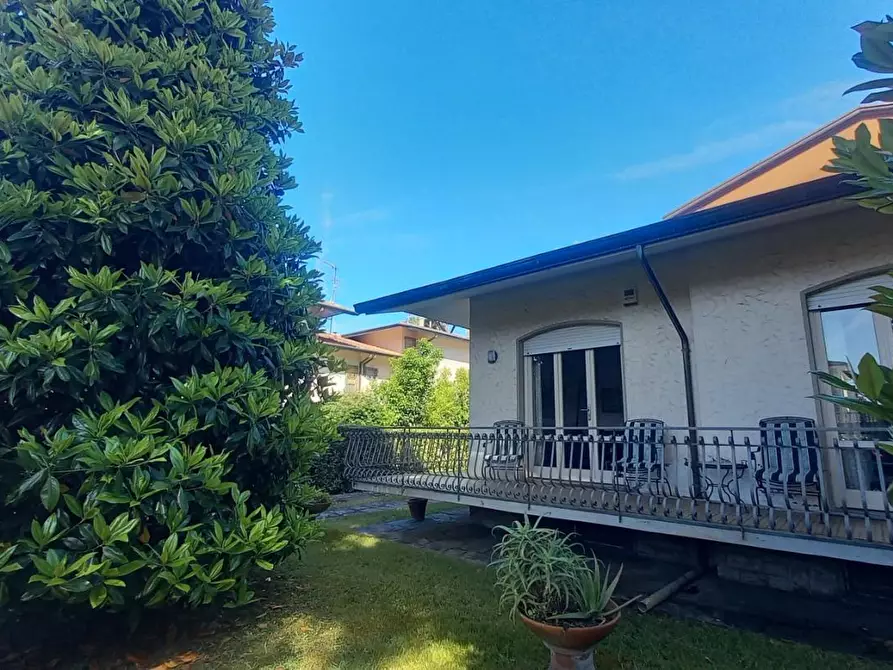Immagine 54 di Villa in vendita  a Camaiore