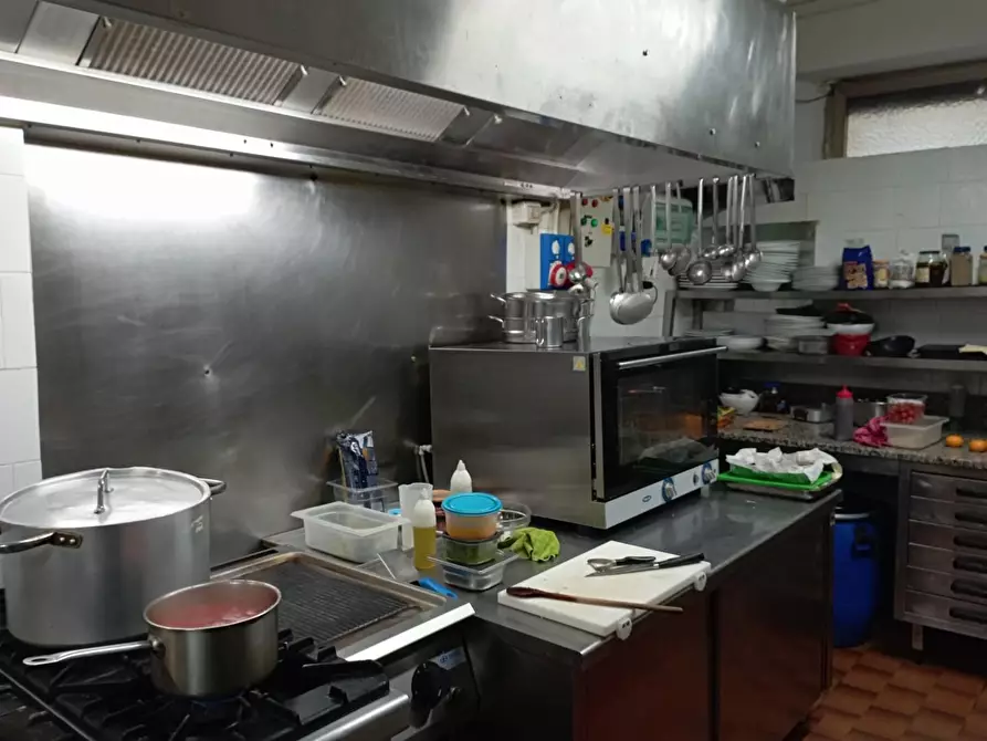 Immagine 1 di Attività commerciale in vendita  a Pisa