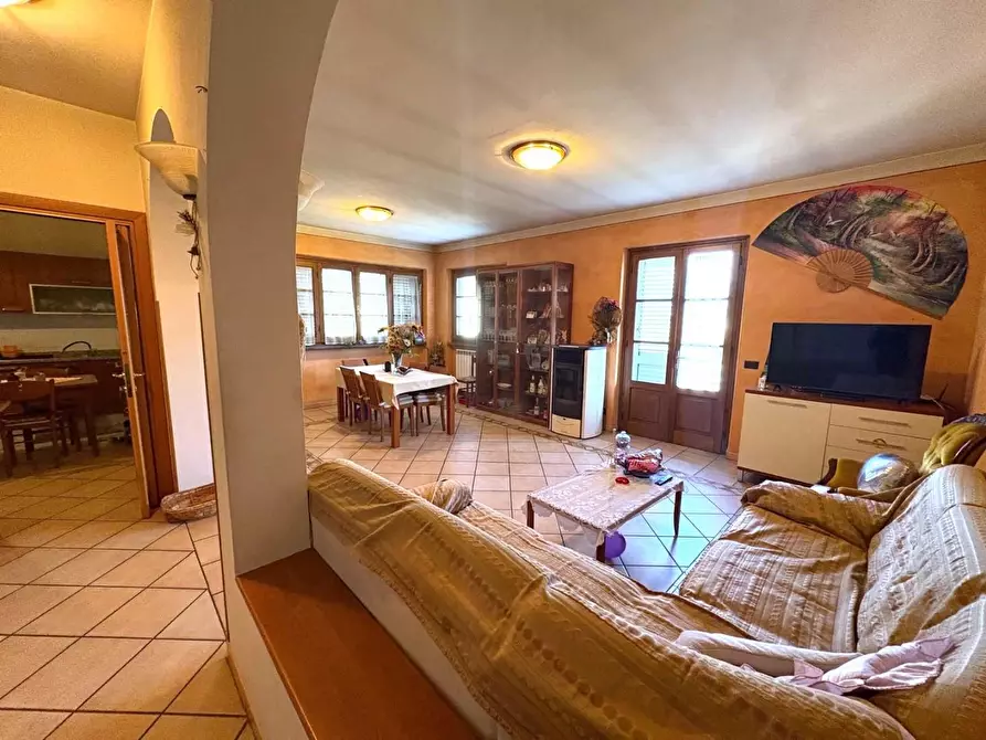 Immagine 1 di Casa trifamiliare in vendita  a Montignoso