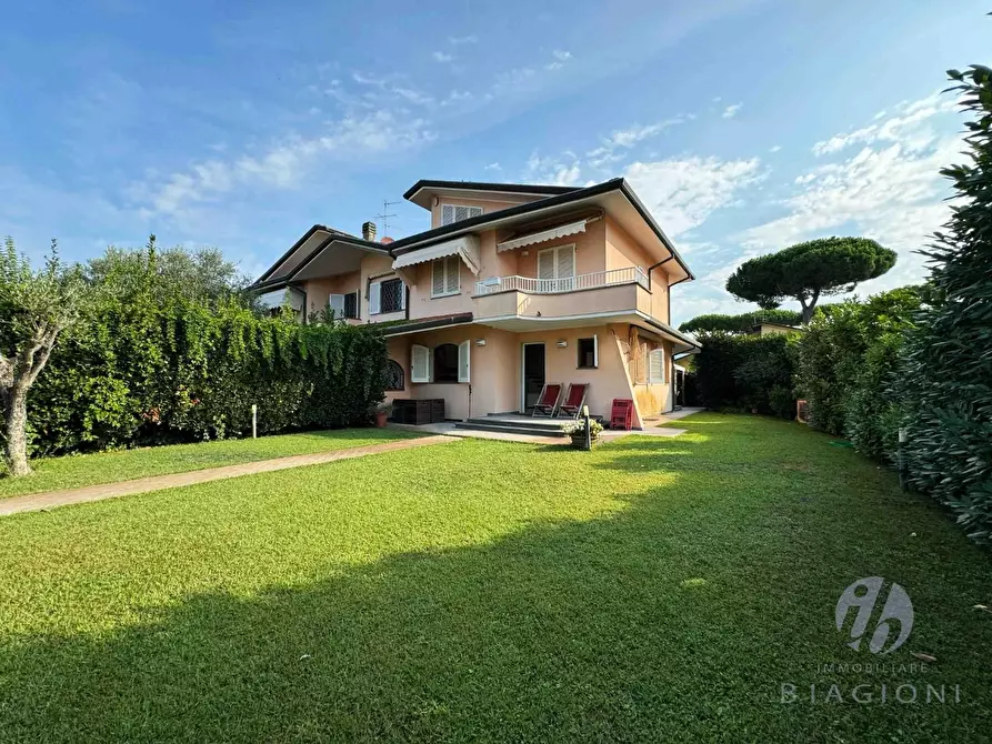 Immagine 1 di Casa bifamiliare in vendita  a Camaiore