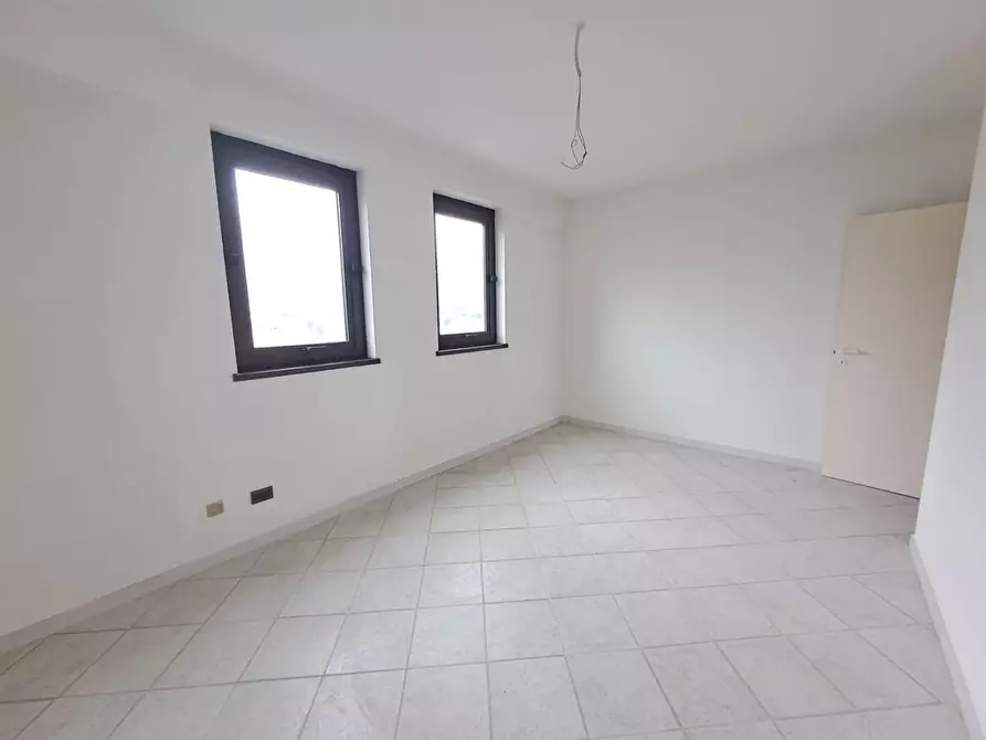 Immagine 9 di Ufficio in vendita  a Massa