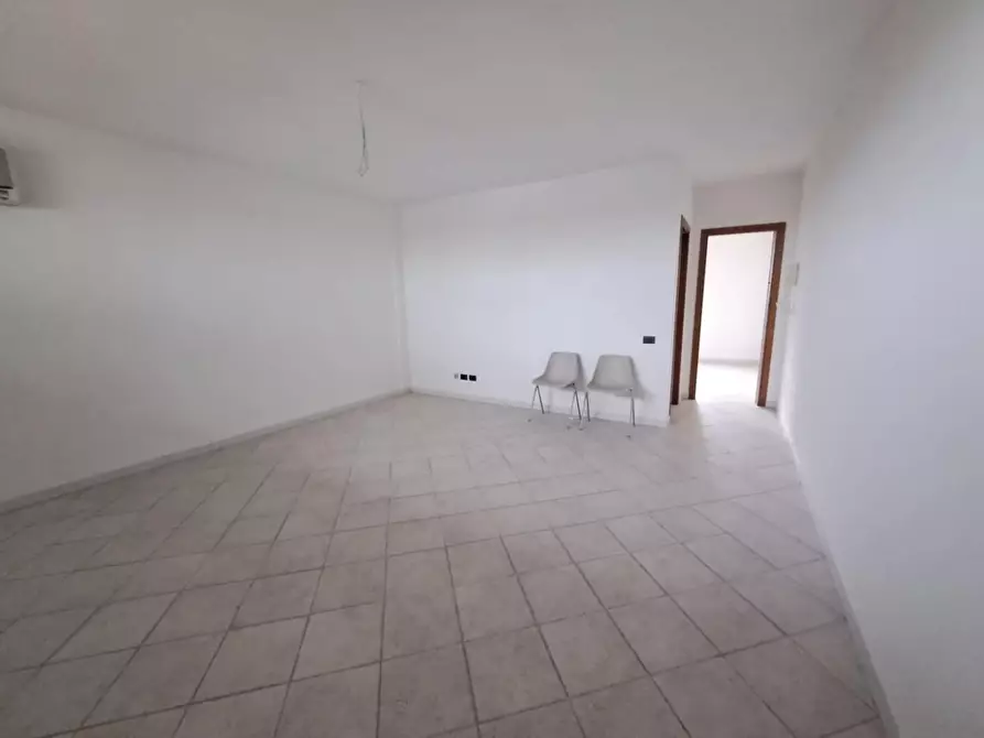 Immagine 10 di Ufficio in vendita  a Massa