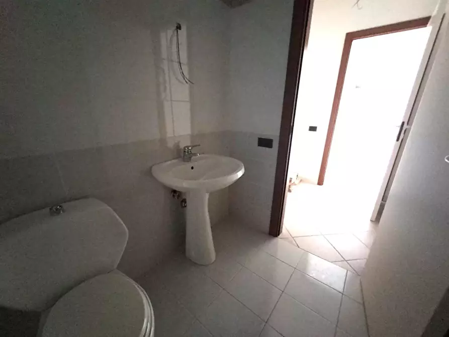 Immagine 11 di Ufficio in vendita  a Massa