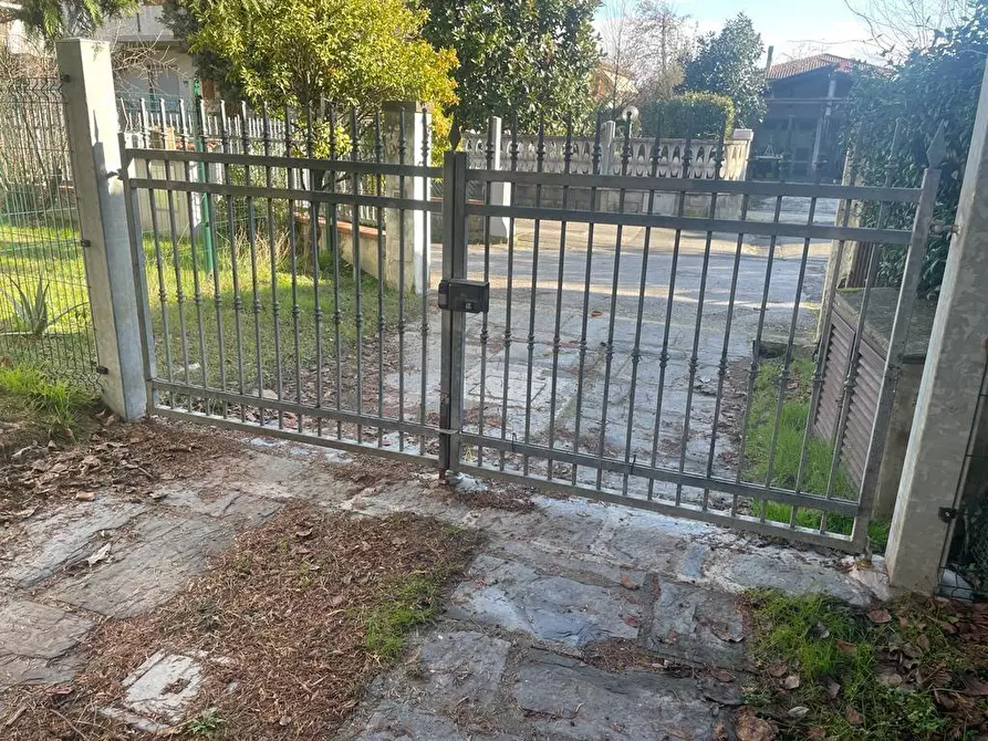 Immagine 1 di Casa semindipendente in vendita  a Massa