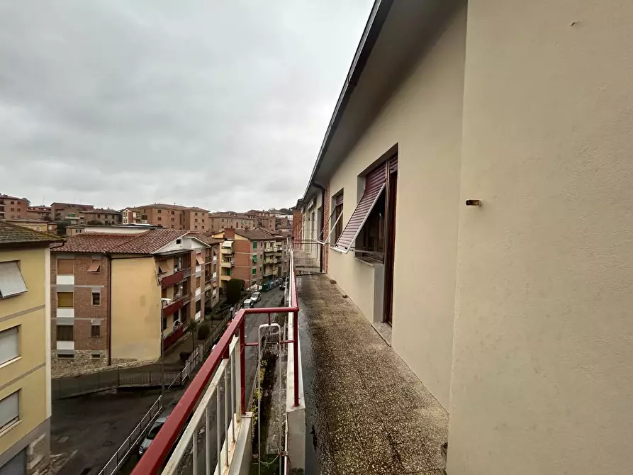 Immagine 9 di Appartamento in vendita  a Siena