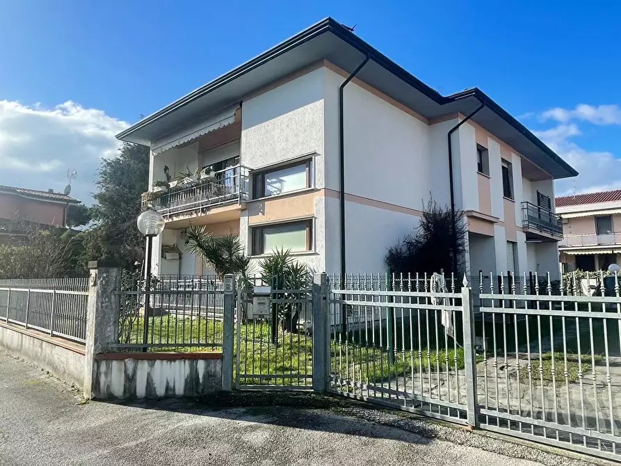 Immagine 1 di Casa trifamiliare in vendita  a Massa