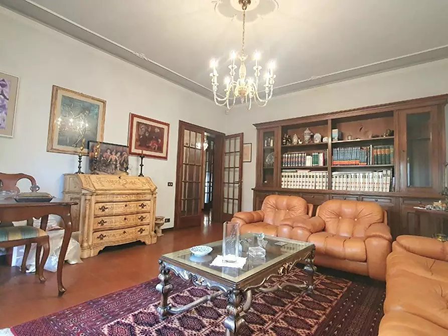 Immagine 8 di Villa in vendita  a Lucca