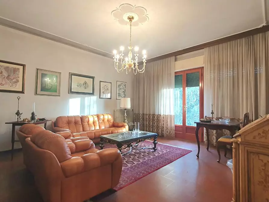 Immagine 2 di Villa in vendita  a Lucca