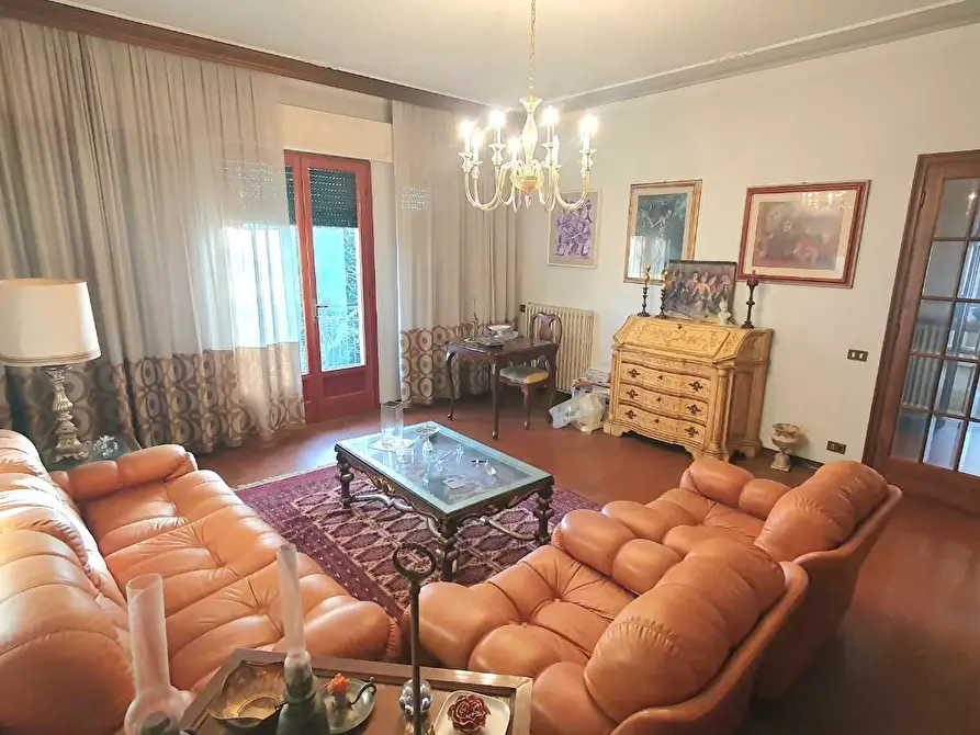 Immagine 6 di Villa in vendita  a Lucca