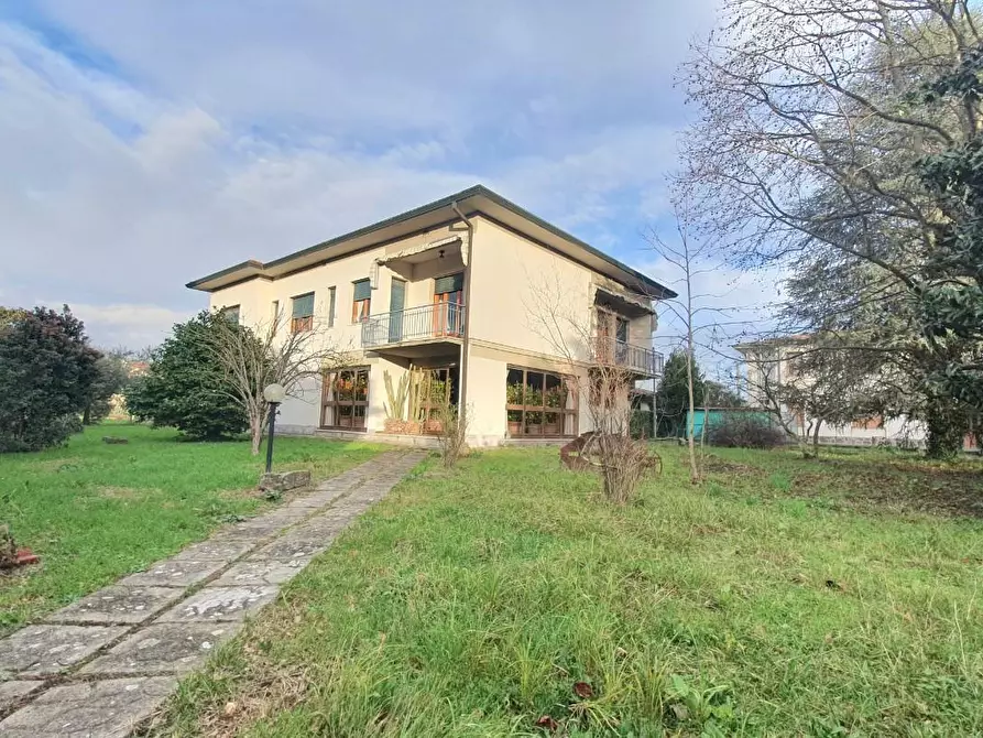 Immagine 1 di Villa in vendita  a Lucca