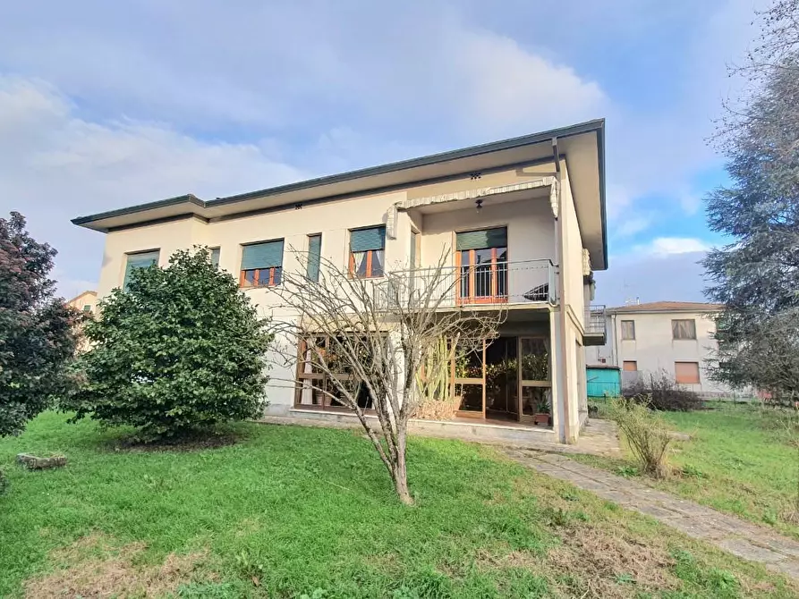 Immagine 4 di Villa in vendita  a Lucca