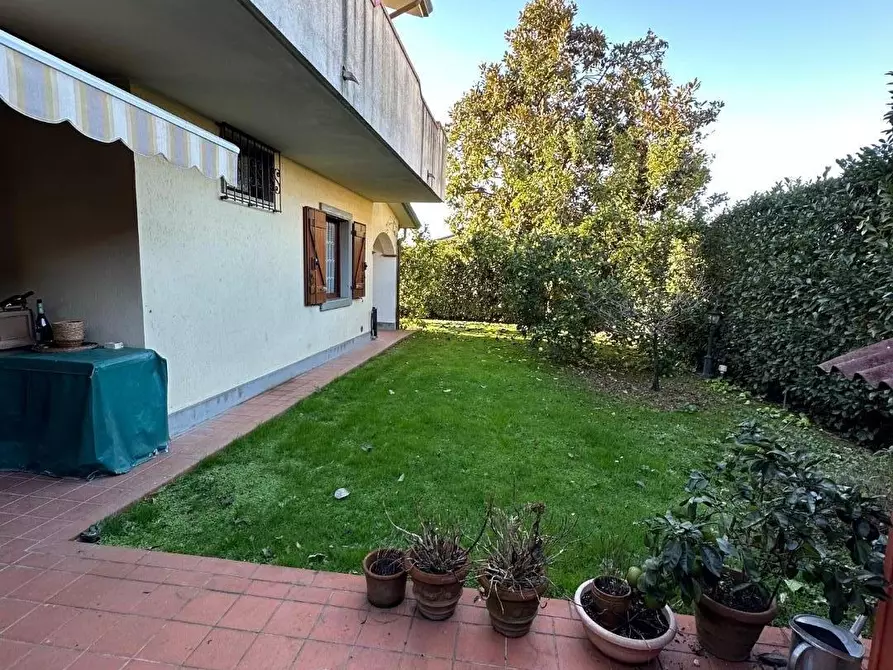 Immagine 19 di Casa trifamiliare in vendita  a Massa