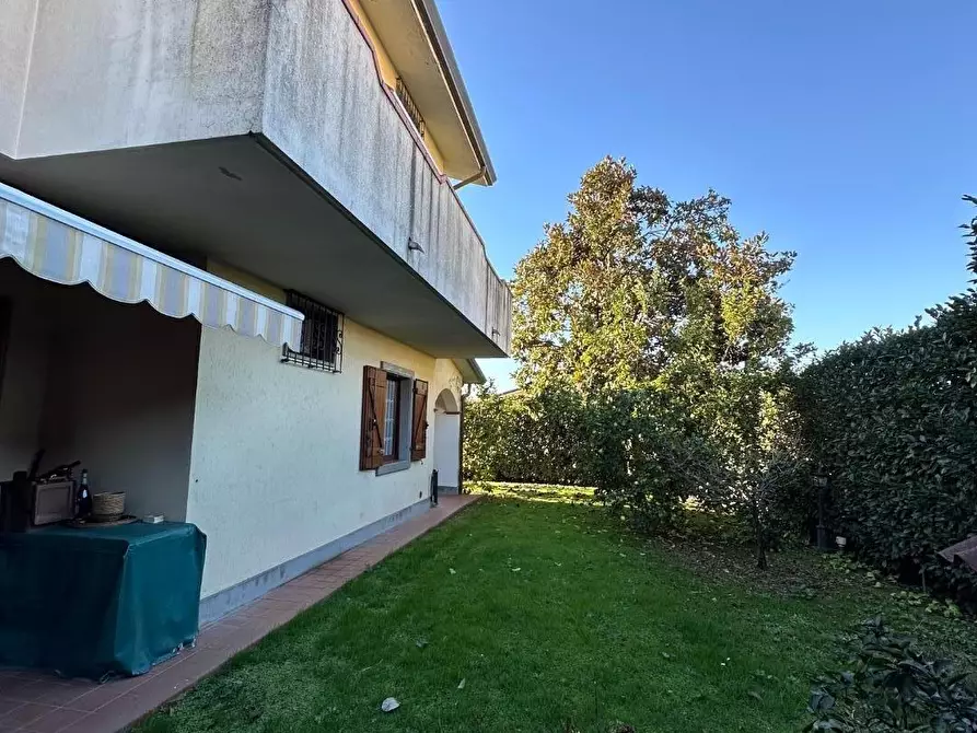 Immagine 20 di Casa trifamiliare in vendita  a Massa