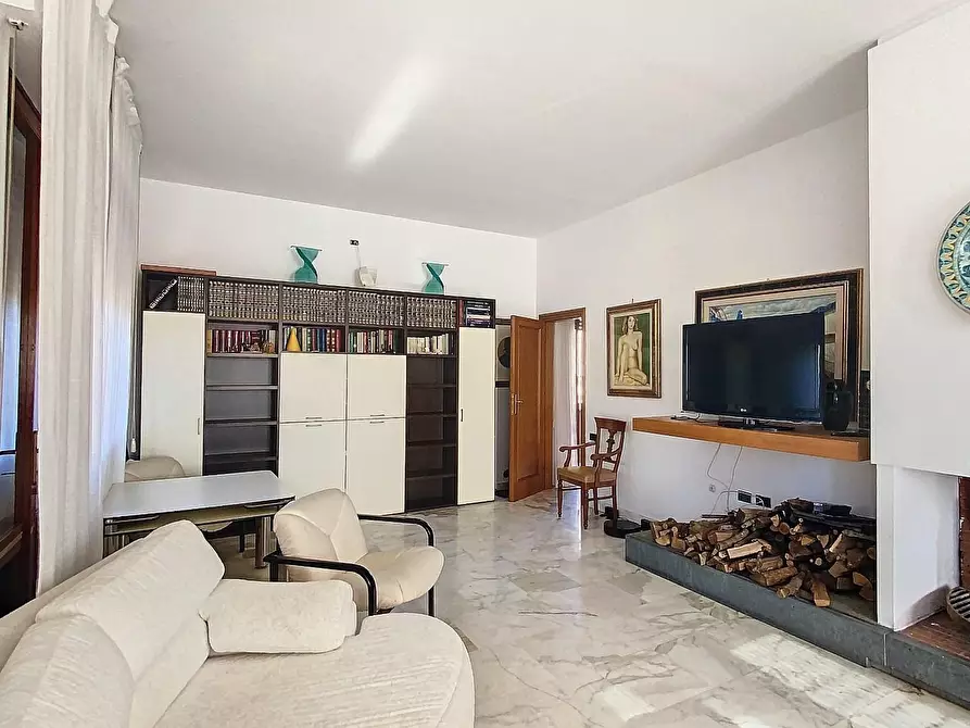 Immagine 1 di Casa semindipendente in vendita  a Viareggio