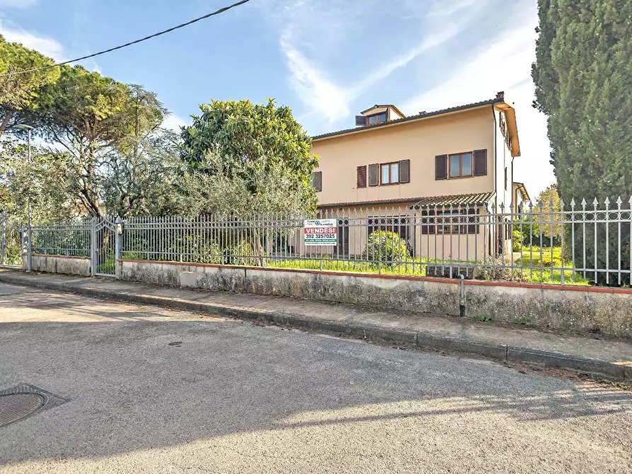 Immagine 1 di Villa in vendita  a Cascina