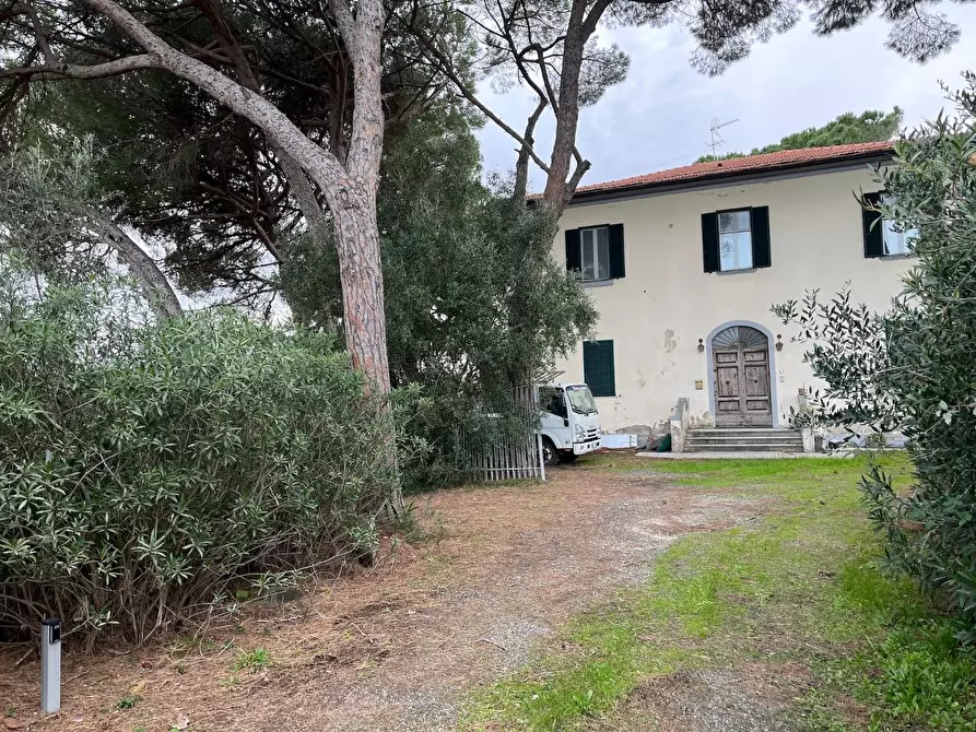 Immagine 1 di Casa colonica in vendita  a Cecina