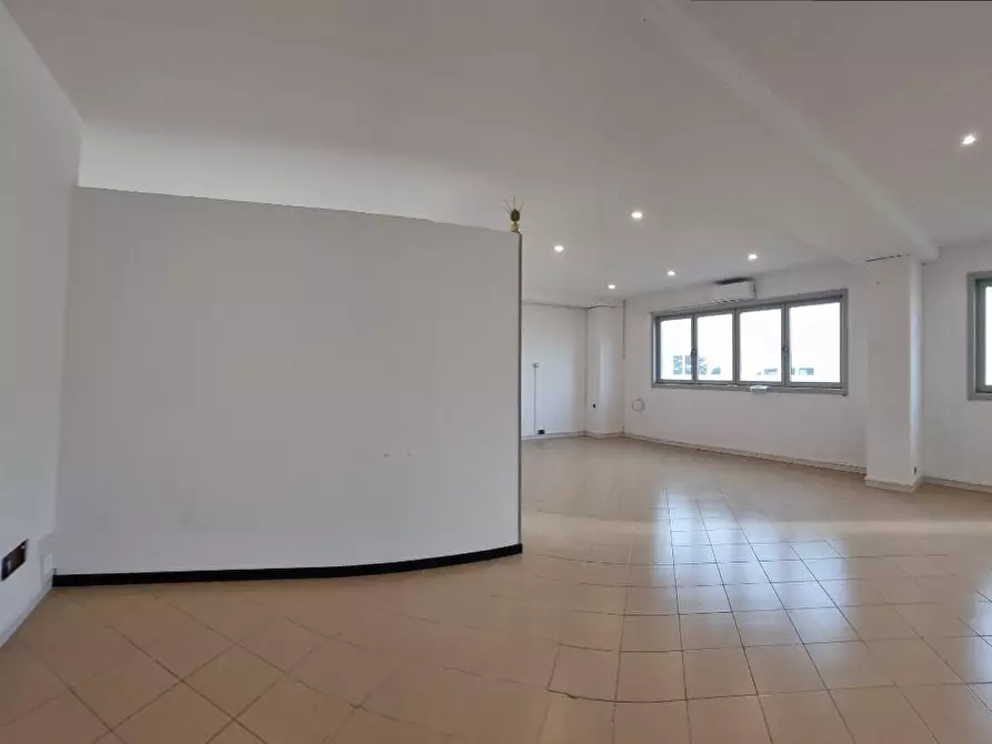 Immagine 24 di Attività artigianale in vendita  a Livorno