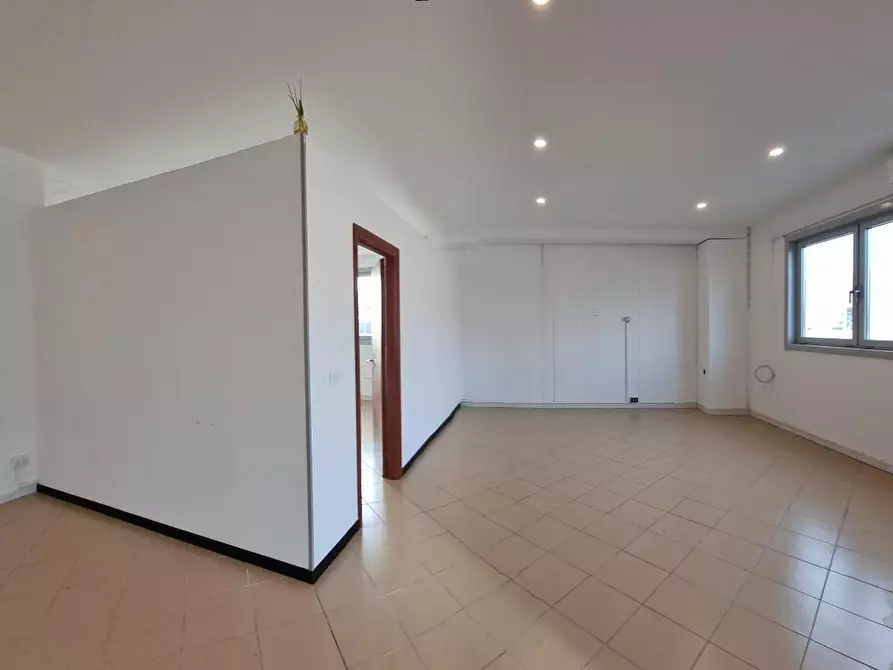 Immagine 26 di Attività artigianale in vendita  a Livorno