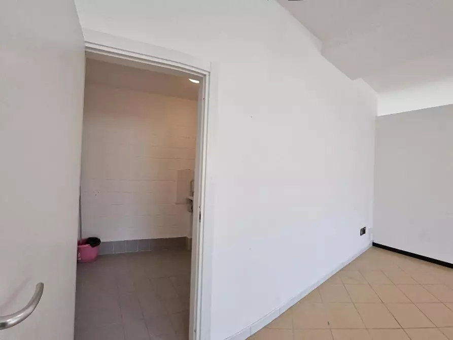 Immagine 19 di Attività artigianale in vendita  a Livorno