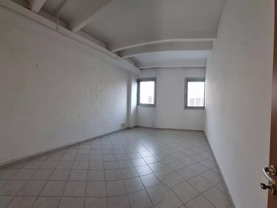 Immagine 16 di Attività artigianale in vendita  a Livorno