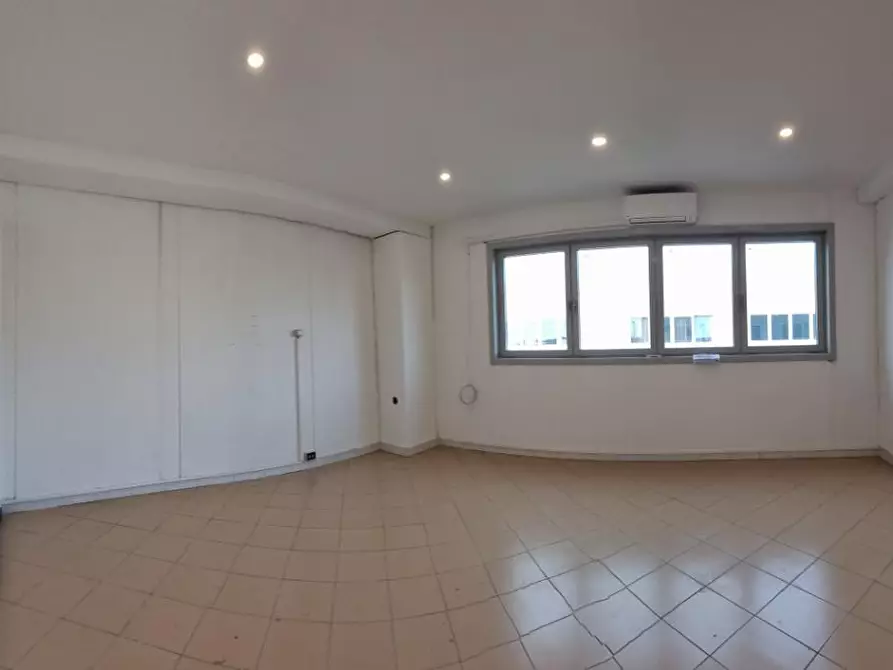 Immagine 30 di Attività artigianale in vendita  a Livorno