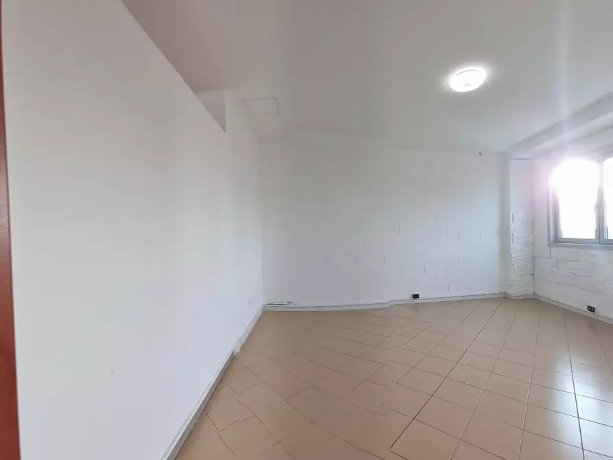 Immagine 28 di Attività artigianale in vendita  a Livorno