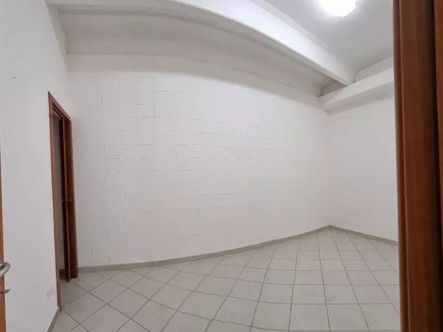 Immagine 12 di Attività artigianale in vendita  a Livorno