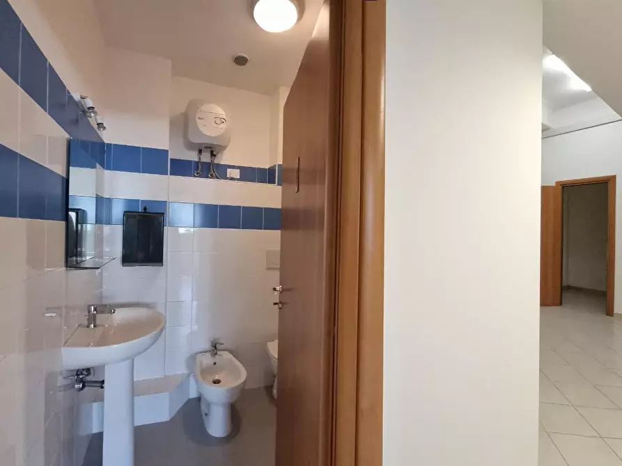 Immagine 6 di Attività artigianale in vendita  a Livorno