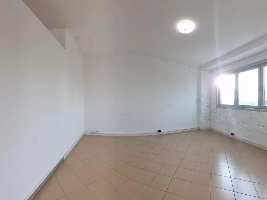 Immagine 29 di Attività artigianale in vendita  a Livorno