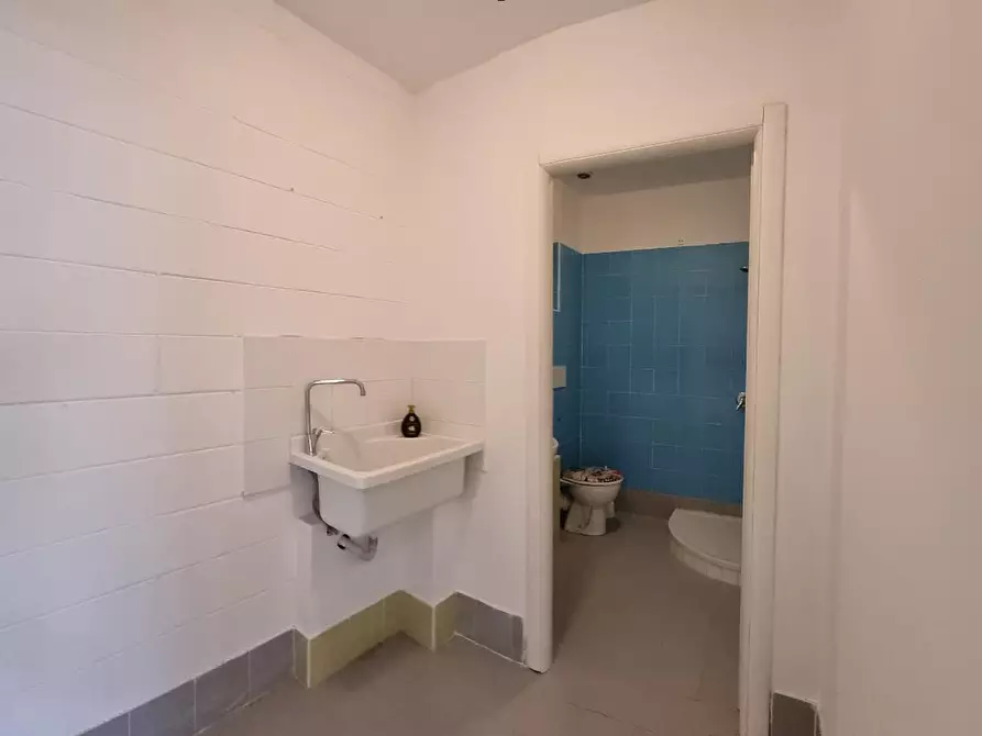 Immagine 20 di Attività artigianale in vendita  a Livorno