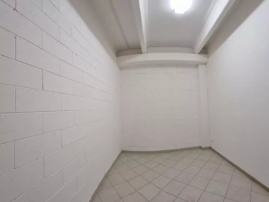 Immagine 13 di Attività artigianale in vendita  a Livorno