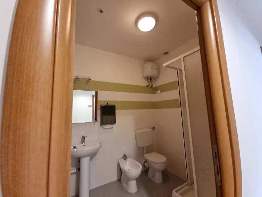 Immagine 3 di Attività artigianale in vendita  a Livorno