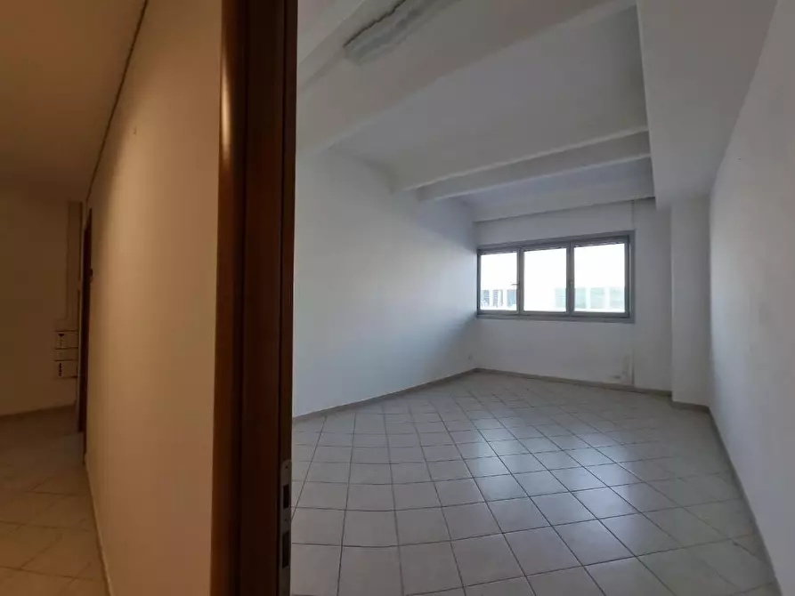 Immagine 9 di Attività artigianale in vendita  a Livorno