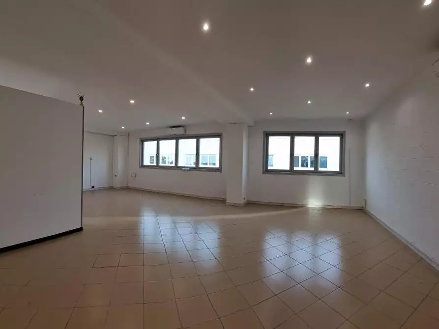 Immagine 23 di Attività artigianale in vendita  a Livorno