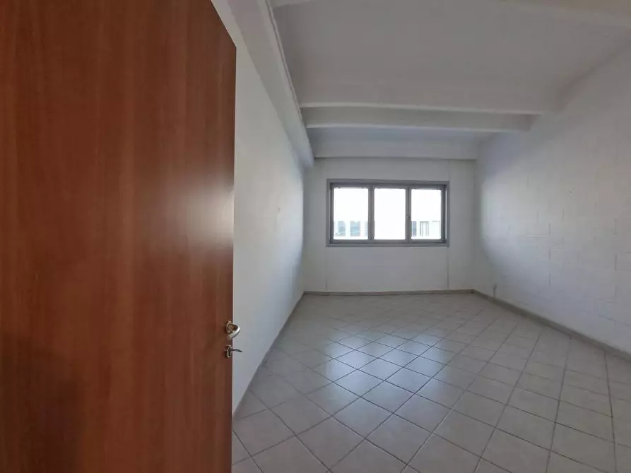 Immagine 8 di Attività artigianale in vendita  a Livorno