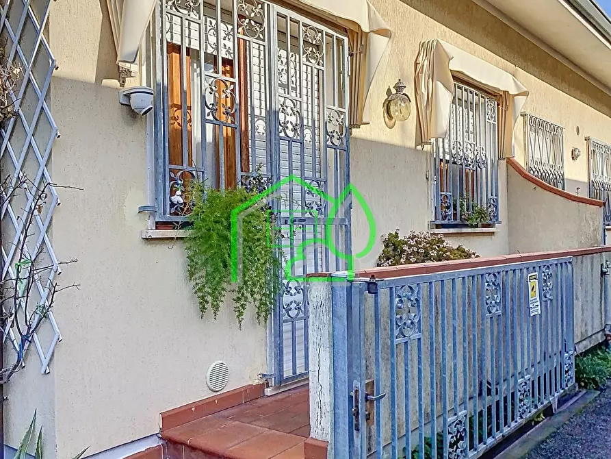 Immagine 1 di Casa semindipendente in vendita  a Viareggio