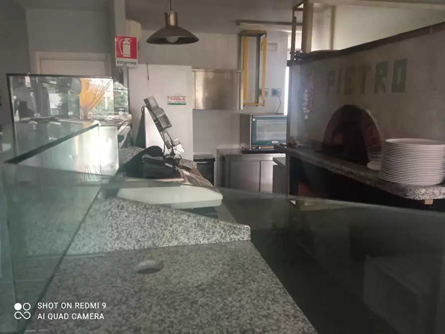 Immagine 2 di Negozio in affitto  a Montignoso