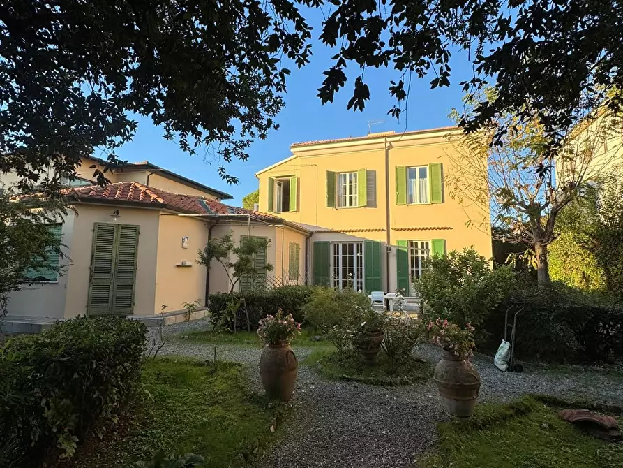 Immagine 1 di Villa in vendita  a Pisa