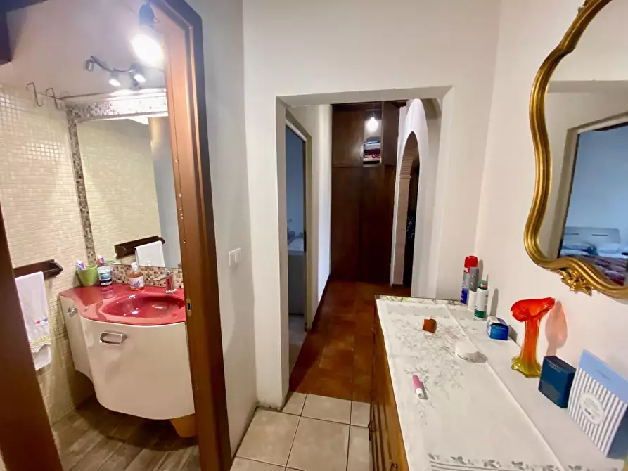 Immagine 21 di Appartamento in vendita  a Lucca