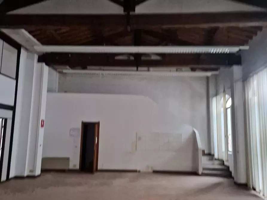 Immagine 2 di Locale commerciale in affitto  a Pisa