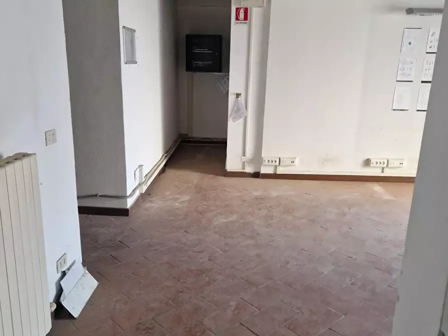 Immagine 8 di Locale commerciale in affitto  a Pisa