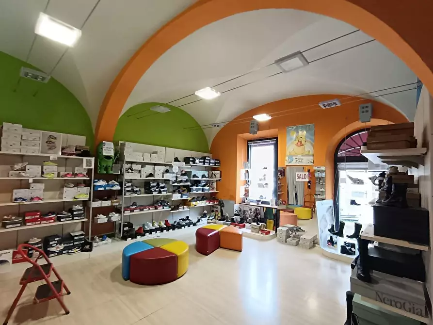 Immagine 1 di Locale commerciale in affitto  a San Giuliano Terme