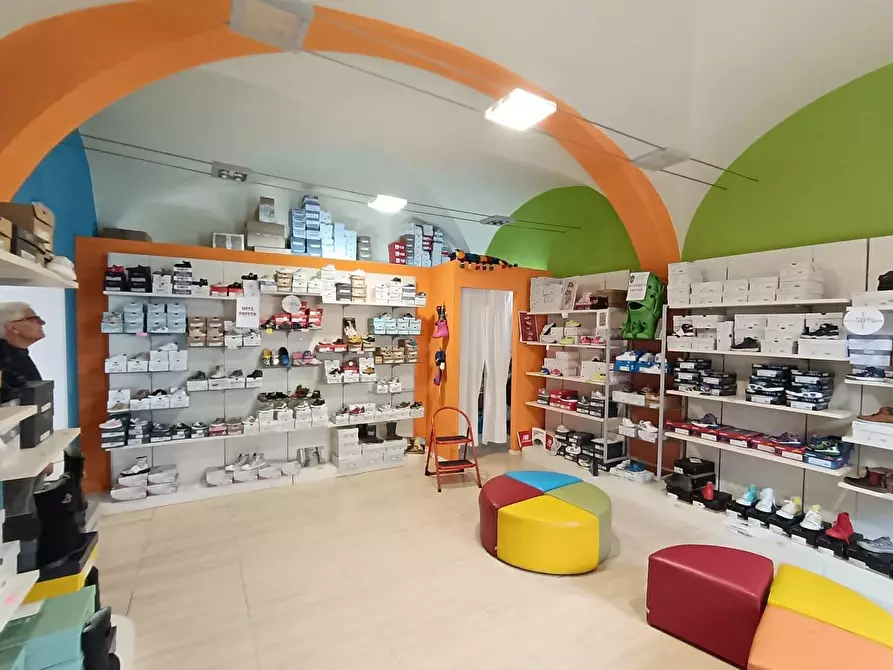 Immagine 2 di Locale commerciale in affitto  a San Giuliano Terme