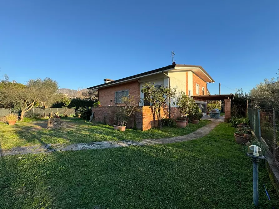 Immagine 1 di Villa in vendita  a Seravezza